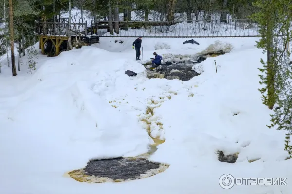 Работники ищут водопад )