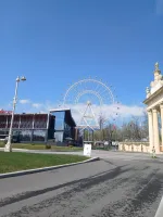 Колесо обозрения "Солнце Москвы" на территории ВДНХ (Россия, Москва) фото
