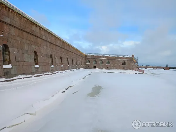 Скульптура в Петропавловской крепости на Заячьем острове (Россия, Санкт-Петербург) фото