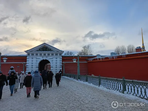Скульптура в Петропавловской крепости на Заячьем острове (Россия, Санкт-Петербург) фото