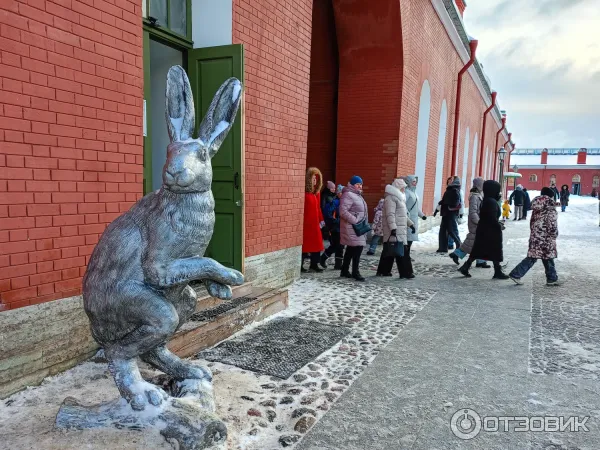 Скульптура в Петропавловской крепости на Заячьем острове (Россия, Санкт-Петербург) фото