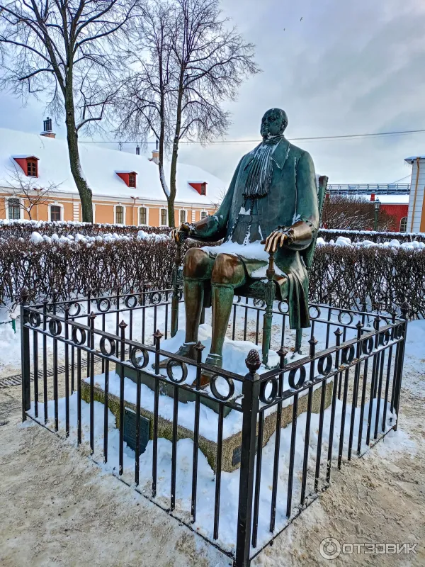 Скульптура в Петропавловской крепости на Заячьем острове (Россия, Санкт-Петербург) фото