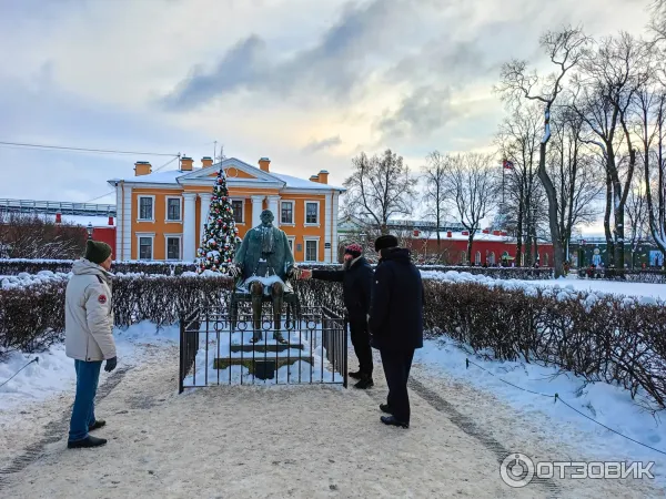 Скульптура в Петропавловской крепости на Заячьем острове (Россия, Санкт-Петербург) фото