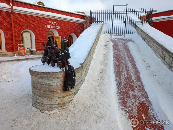 Скульптура в Петропавловской крепости на Заячьем острове (Россия, Санкт-Петербург) фото