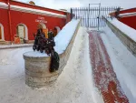 Скульптура в Петропавловской крепости на Заячьем острове (Россия, Санкт-Петербург) фото