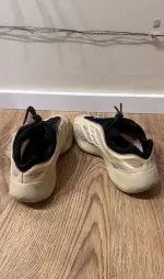 Кроссовки Adidas Yeezy Boost 700 фото