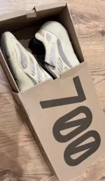 Кроссовки Adidas Yeezy Boost 700 фото