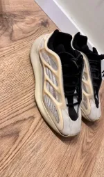 Кроссовки Adidas Yeezy Boost 700 фото