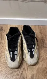 Кроссовки Adidas Yeezy Boost 700 фото