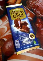 Шоколад Alpen Gold "Чернично-йогуртовой начинкой" фото