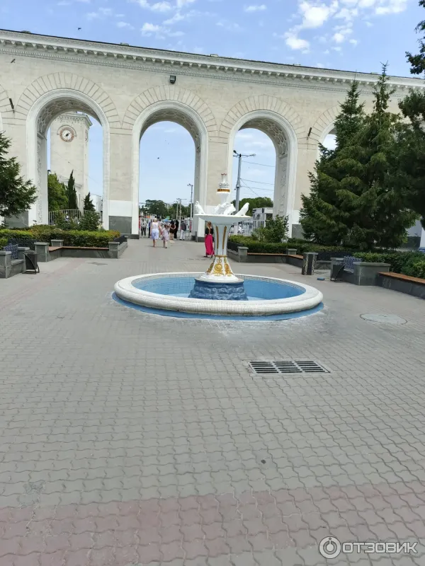 Фонтан у входа аэропорта